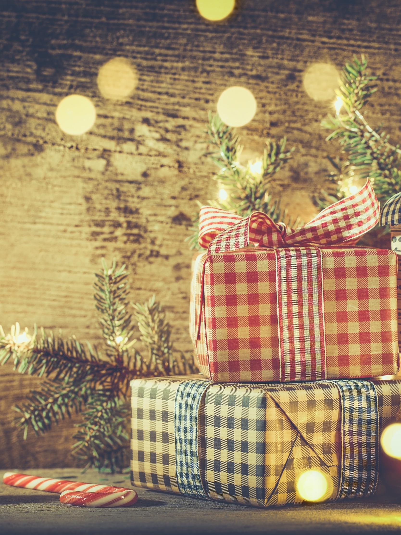 Картинка: Новый год, Рождество, подарки, коробки, блики, ветки, ель, шары