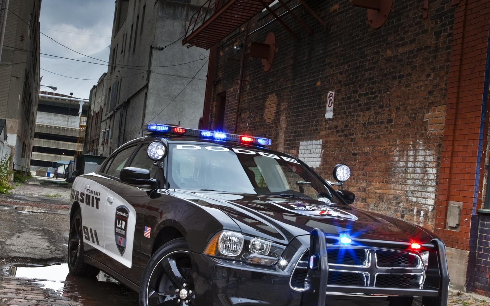 Картинка: Полицейская машина, переулок, здания, dodge, charger, pursuit
