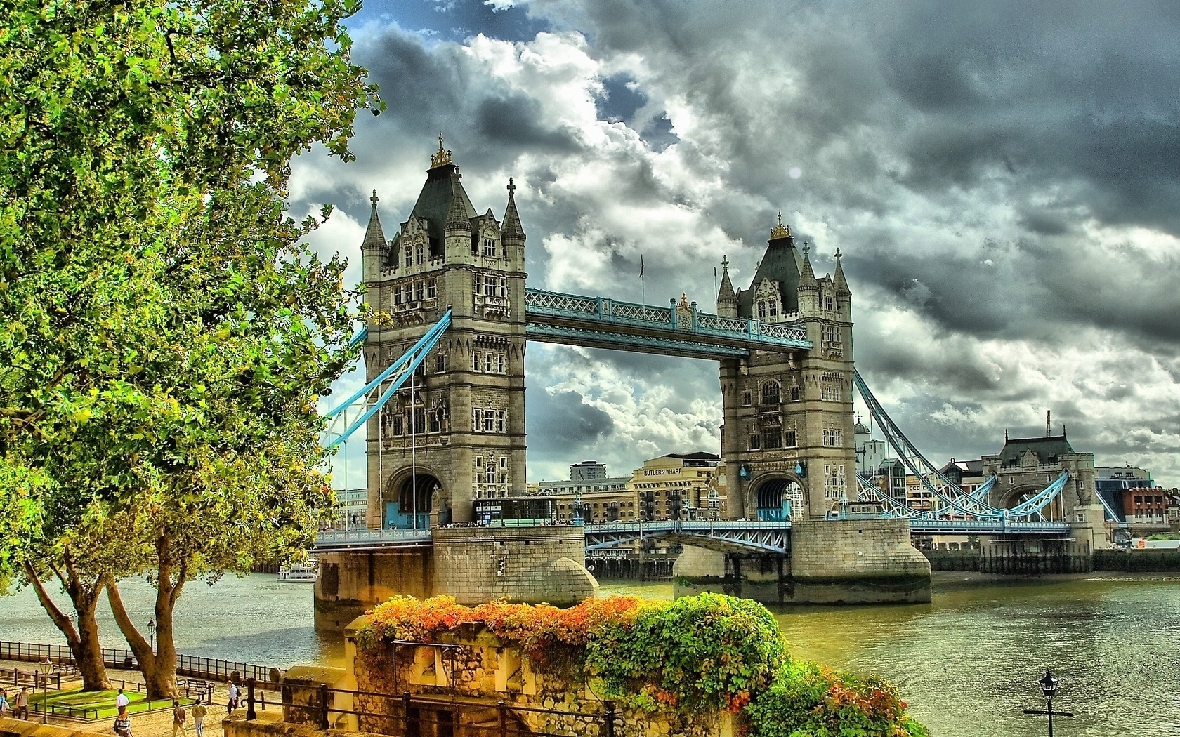 Картинка: Лондон, Англия, Тауэр, Тауэрский мост, река Темза, деревья, небо, облака