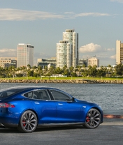 Картинка: Тесла, авто, колёса, синий, набережная, вода, здания, высотки, небоскрёбы, небо, облака