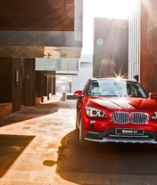 Картинка: BMW, X1, яркий, красный, солнечные лучи, здания