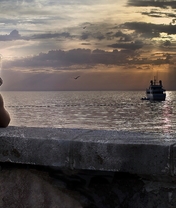 Картинка: Мальчик, корабль, вода, море, закат, чайки, небо, облака, настроение, грусть
