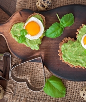 Картинка: Завтрак, яичница, форма, яйца, сердечки, зелень