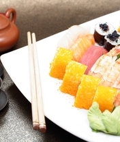 Картинка: Роллы, суши, соус, морепродукты, Японская кухня, палочки, напиток