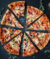 Картинка: Пица, кусочки, нарезанная, чеснок, перец, пиво