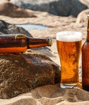 Картинка: Песок, камни, стакан, бутылки, пиво