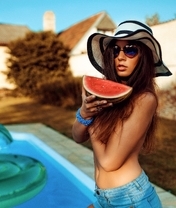Картинка: Брюнетка, шляпа, арбуз, девушка, очки, лето, бассейн