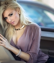 Картинка: Блондинка, девушка, лицо, автомобиль, взгляд, глаза, макияж, блузка, бижутерия, руль, салон