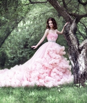 Картинка: Девушка, розовое платье, шлейф, природа, трава, деревья, листва