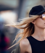 Картинка: Блондинка, девушка, кепка, очки, майка, ветер