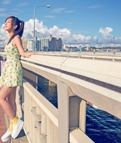 Картинка: Девушка, лето, солнце, город, река, мост, облака