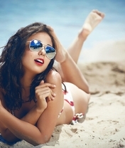 Картинка: Очки, пляж, девушка, стиль, брюнетка, отражение, лежит, песок, берег