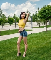 Картинка: Lioka Grechanova, поза, фигура, стройная, стоит, лужайка, трава, парк