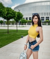 Картинка: Lioka Grechanova, брюнетка, топик, жёлтый, шорты, рюкзак, здание