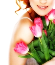 Картинка: Весна, букет, тюльпаны, цветы, листья, девушка, улыбка, настроение, радость, поздравление, праздник, белый фон