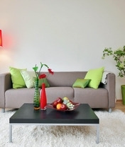 Картинка: Диван, столик, подушки, фрукты, лампа, ковёр, цветы
