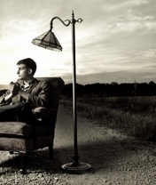 Картинка: Мужчина, сидит, кресло, торшер, светильник, фонарь, дорога, небо