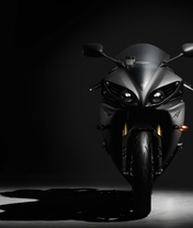 Картинка: Yamaha, спортбайк, мотоцикл, чёрный, фары, колесо, тень, свет
