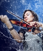 Картинка: Девушка, скрипка, смычок, капли, вода, брызги, синий фон