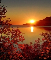 Картинка: Осень, листья, деревья, закат, вечер, горы, вода, озеро, небо, солнце, лучи