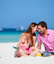 Картинка: Семья, мама, папа, дети, песок, формочки, игра, отдых, море, пляж, солнце