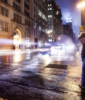 Картинка: Город, улица, здания, ночь, освещение, мужчина, зонтик, асфальт, мокрый