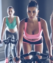 Картинка: Девушки, спорт, группа, велотренажеры, спортзал, взгляд, грудь, форма
