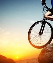 Картинка: Мужчина, ноги, кроссовки, велосипед, утёс, камень, закат, море, пейзаж, небо, солнце