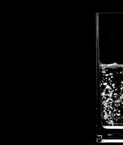Картинка: Стакан, вода, прозрачный, струя, пузырьки, чёрный фон, минимализм