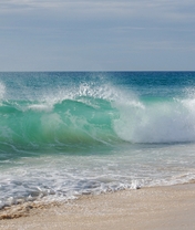Картинка: Море, океан, вода, волны, брызги, пена, берег, песок, суша, небо, горизонт
