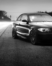 Картинка: BMW, чёрно-белая, колёса, фары, дорога, трасса, фонарь, светофор, освещение, деревья