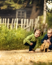Картинка: Девочки, кошка, сидят, гуляют, игра, деревня, село, дорога, трава, деревья, настроение, радость, улыбка