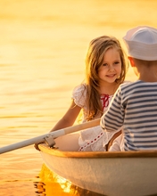 Картинка: Двое, лодка, вёсла, вода, мальчик, девочка, лицо, волосы, плывут, сидят, тельняшка, платье