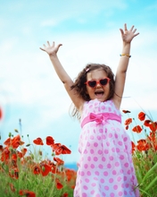 Картинка: Девочка, небо, поле, мак, цветы, очки, радость, счастье