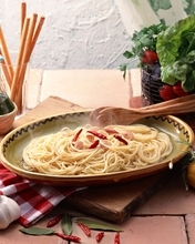 Image: Spaghetti, pepper, herbs, garlic, oil, lemon