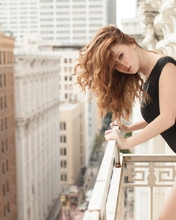 Картинка: Девушка, взгляд, рыжая, балкон, перила, волосы, здания, улица