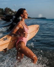Картинка: Девушка, море, вода, доска, сёрфинг, бежит, радостная, брюнетка