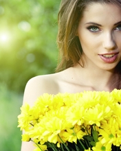 Картинка: Девушка, взгляд, глаза, губы, длинные волосы, цветы, хризантема