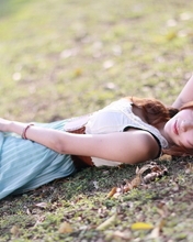 Картинка: Девушка, азиатка, лежит, взгляд, земля