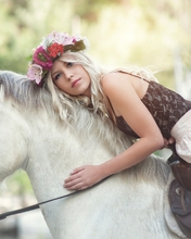 Картинка: Девушка, блондинка, верхом, лошадь, конь, животное, профиль, белая, венок, сбруя