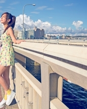 Картинка: Девушка, лето, солнце, город, река, мост, облака