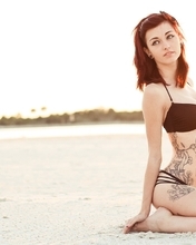 Картинка: Девушка, брюнетка, пляж, песок, бикини, купальник, татуировка, колибри, горизонт