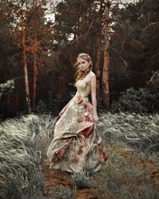 Картинка: Девушка, причёска, платье, лес, трава, деревья, сосна, природа