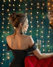 Картинка: Девушка, платье, серьги, бокал, шампанское, спина, огни, гирлянда, торжество, праздник