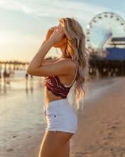 Картинка: девушка, блондинка, длинные волосы, стоит, любуется, песок, пляж, закат