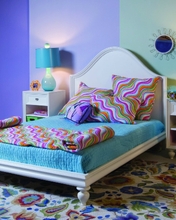 Картинка: Детская комната, кровать, полосатые подушки, цветочный ковер, торшер, свет, тумбочки