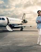 Картинка: Embraer Legacy 500, Джеки Чан, актёр, мужчина, стоит, очки, небо, облака