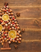 Картинка: Ёлка, орехи, фундук, миндаль, апельсин, шиповник, гвоздика, специи