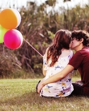 Картинка: Пара, девушка, парень, объятия, поцелуй, любовь, воздушные шары, природа