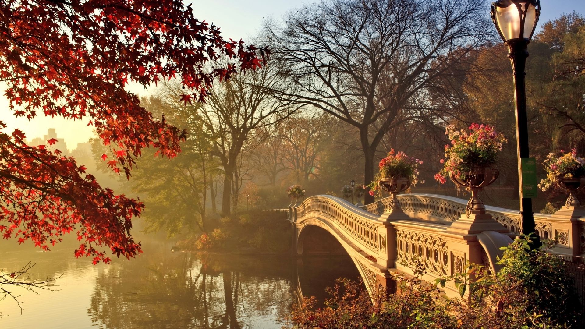 Картинка: Парк, река, вода, мост, фонарный столб, горшки с цветами, осень, деревья, листья